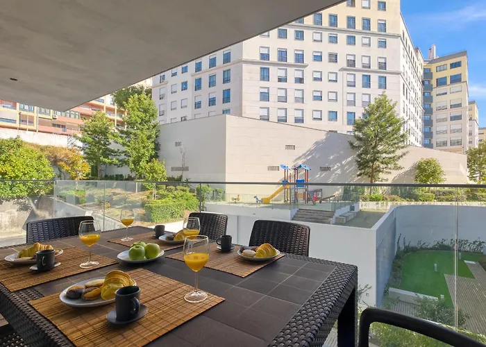 Portucale ! Benfica Lux Garden * Lisboa